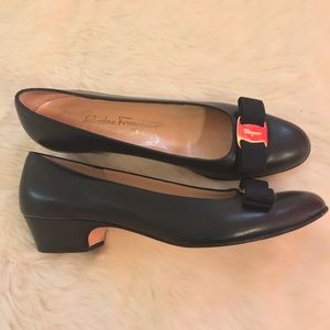 Salvatore Ferragamo black leather pumps/shoes